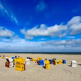 Strandstoelen op het strand van Juist van Dirk Rüter