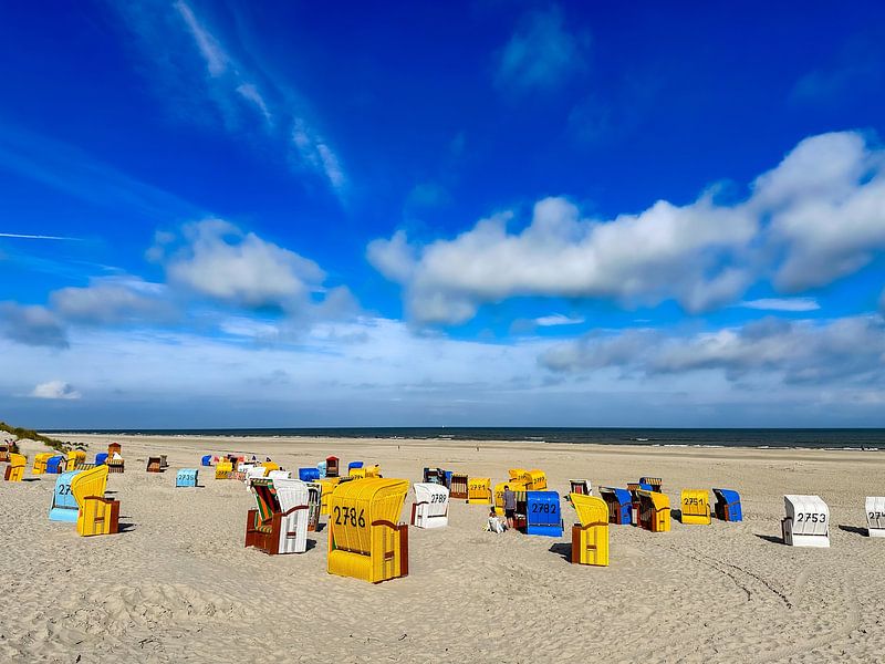 Strandkörbe am Strand von Juist von Dirk Rüter