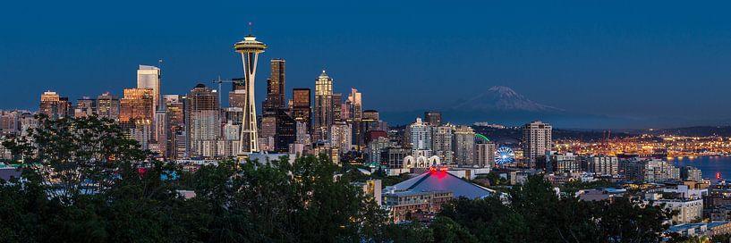 Blauwe uur bij de Seattle Skyline Panorama van Edwin Mooijaart