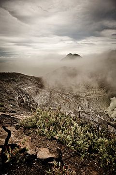 Brumes volcaniques et cratère minéral au petit matin