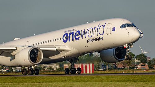 Atterrissage de l'Airbus A350-900 de Finnair aux couleurs de Oneworld.