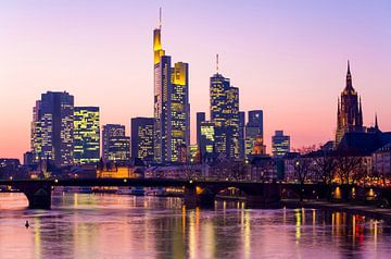 Skyline van Frankfurt 's nachts van Werner Dieterich