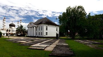 Synagoge en Moskee naast elkaar in Paramaribo van René Holtslag
