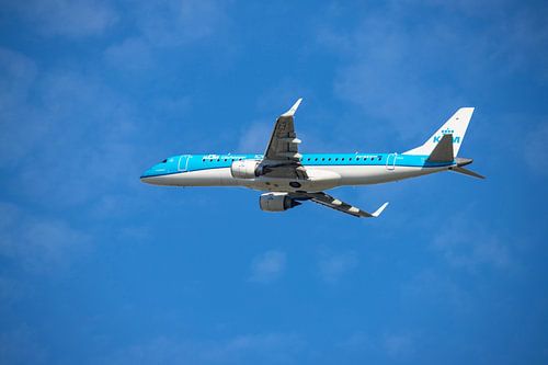 KLM Cityhopper, KL2020, registratienummer PH EZH. Embraer ERJ-175.