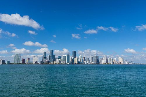 Verenigde Staten, Florida, Miami City skyline met waterkant en blauwe lucht