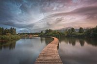 Dreigende wolken boven Nederlands landschap