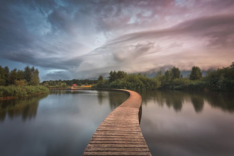Dreigende wolken boven Nederlands landschap van Original Mostert Photography