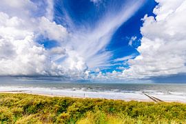 Schöne Wolkendecke über dem Meer bei Domburg von Danny Bastiaanse