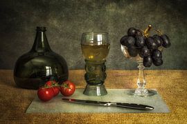 Nature morte avec bouteille de vin à tête de chat sur René Ouderling