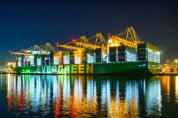 Containerschip Ever Alp aangemeerd bij de containerterminal