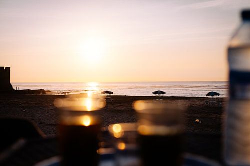 Tee an der Küste von Louise van Gend