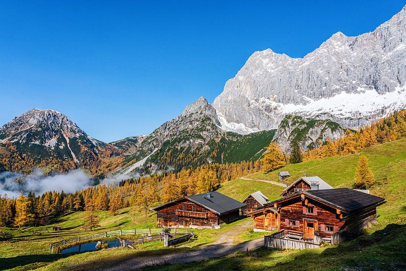 Berglandschaft mit Almen in Österreich von Coen Weesjes