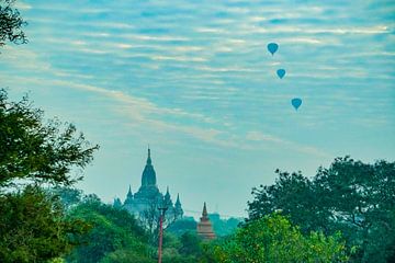 Luchtballonnen boven tempels van Bagan in Myanmar van Barbara Riedel