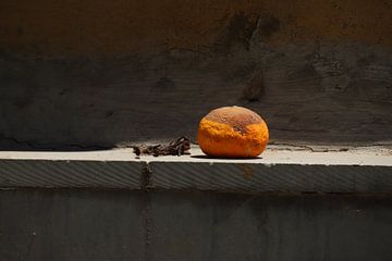 Stilleven met sinaasappel van Jan Katuin