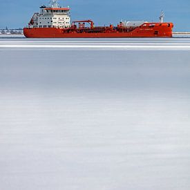 Tankschip in het ijs van Holger Felix
