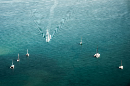 Zeilboten op Siciliaanse Zee met Turquoise Water