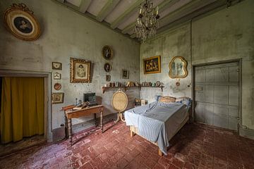 Elegante slaapkamer in Franse style - Urbex van Martijn Vereijken