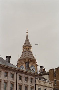 Big Ben mit Flugzeug von Yne Persyn