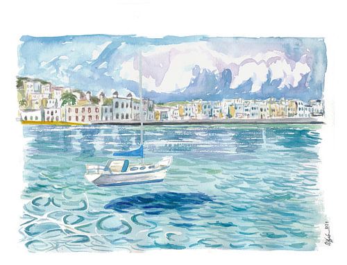 Mykonos mit schwimmendem Segelboot auf dem türkisfarbenen Wasser der Ägäis