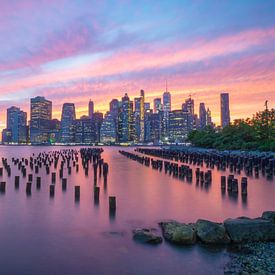 New York City Skyline Roze/ Paars Zonsondergang van Eline Chiara
