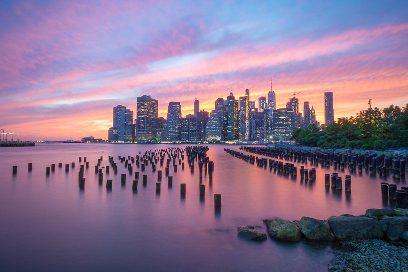 New York City Skyline Roze/ Paars Zonsondergang van Eline Chiara