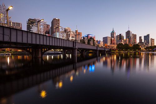 Gloeiende wereldstad Melbourne bij zonsopgang
