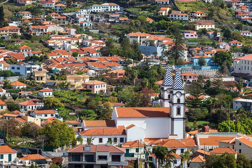 Blick auf eine Kirche in Funchal auf der Insel Madeira, Portugal van Rico Ködder