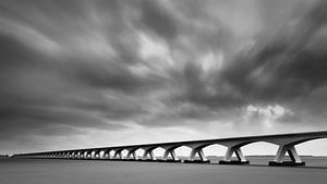 Zeelandbrug in schwarz und weiß
