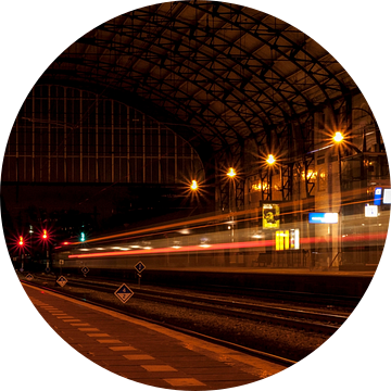 Nacht op het station  I Haarlem I Lange sluitertijd I Vertrekkende trein