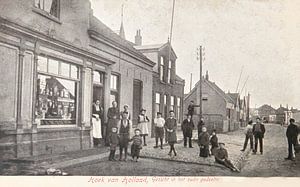 Alte Postkarte zeigt eine Straße mit Menschen in Hook of Holland