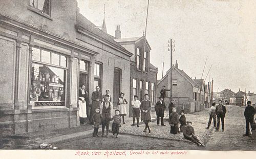 Oude ansicht kaart met een straat met mensen in Hoek van Holland