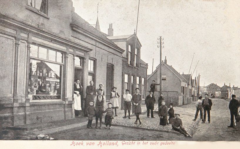 Alte Postkarte zeigt eine Straße mit Menschen in Hook of Holland von Patricia Hofmeester
