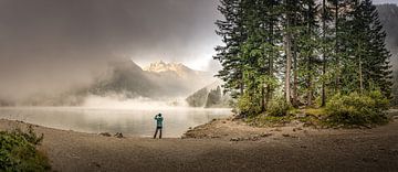 Zonsopgang boven een meer met mist in de bergen van Jonas Weinitschke