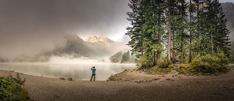 Morgenstimmung an einem nebeligen Bergsee von Jonas Weinitschke