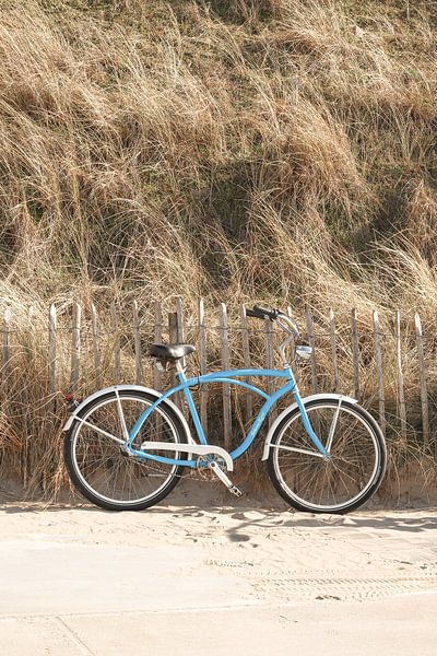 Fahrrad am Strand in Zandvoort von Henrike Schenk