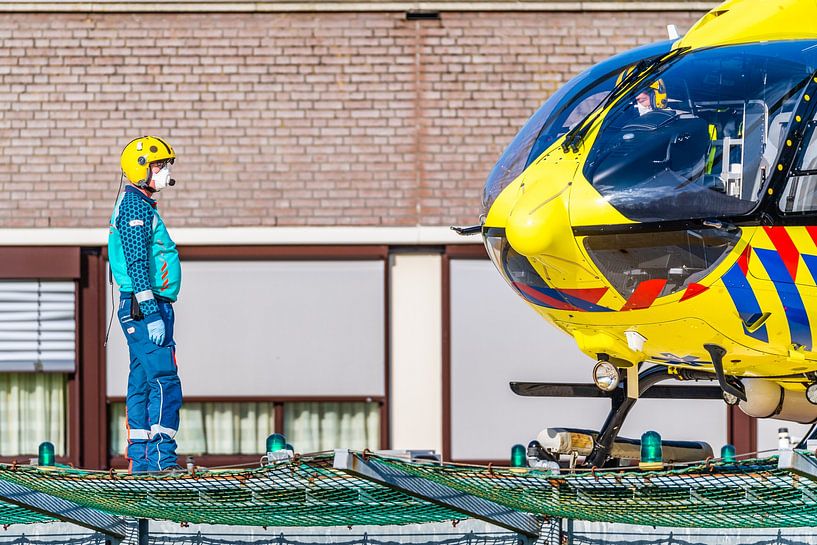 Le Lifeliner 5 transporte un patient atteint de corona. par Jack Brekelmans