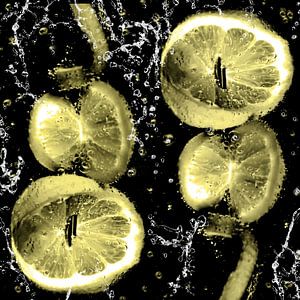 im Wasserglas - Zitronen am Spiess