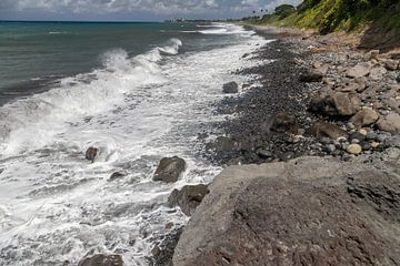 Kiezelstrand bij Sainte Suzanne op het eiland Réunion van Reiner Conrad