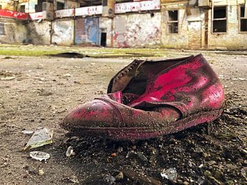 Oude schoen in een verlaten fabriek