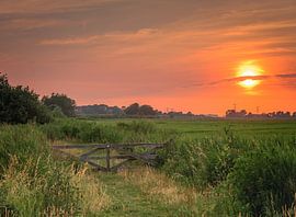 Zonsondergang boven het weiland by Michel Knikker