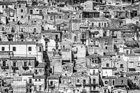 Stadsgezicht Modica, Sicilië Italië in zwart/wit.