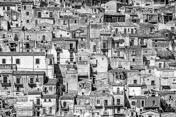 Stadsgezicht Modica, Sicilië Italië in zwart/wit. van Ron van der Stappen