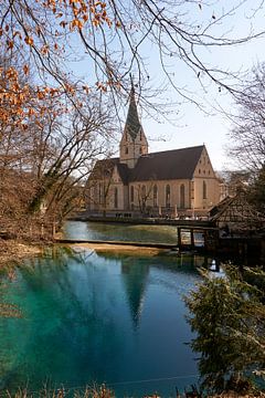 Blautopfmeer met kerk in Blaubeuren in Duitsland van creativcontent