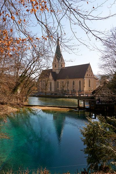 Blautopf See mit Kirche in Blaubeuren in Deutschland von creativcontent