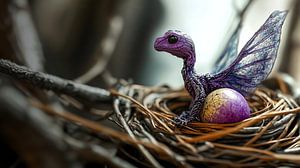 Lila Fantasy-Drache schlüpft aus Ei