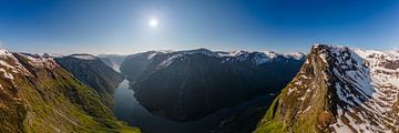 Hoch über dem Nærøyfjord, Festland, Norwegen von Denis Feiner