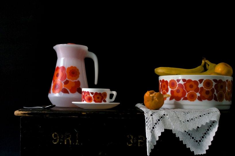 Stilleven met arcopal lotus servies en fruit. van Therese Brals