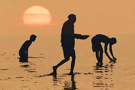 Pilgrims at the Ganges (Varanasi) by Bernd Georg Schwemmle