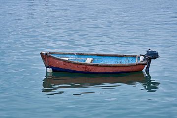 Vissersboot in het blauwe water van Thomas Marx