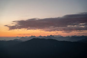 Lever de soleil sur le Grünten avec vue sur la Zugspitze sur Leo Schindzielorz